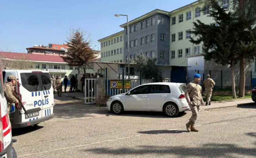 Cerca de 16 pessoas ficaram feridas após homem armado invadir escola de ensino médio na Turquia