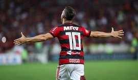 Flamengo vence Vitória e continua na cola dos líderes