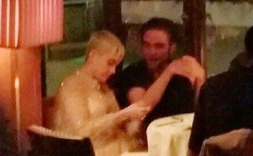 Katy Perry é flagrada em clima romântico com Robert Pattinson