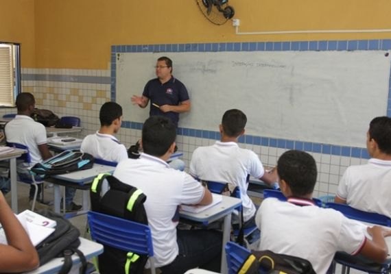 Datafolha: Maioria dos brasileiros defende educação sexual e debate político na escola