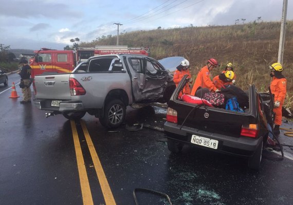 Colisão deixa três mortos na BR-104; estado de criança de 5 anos é gravíssimo