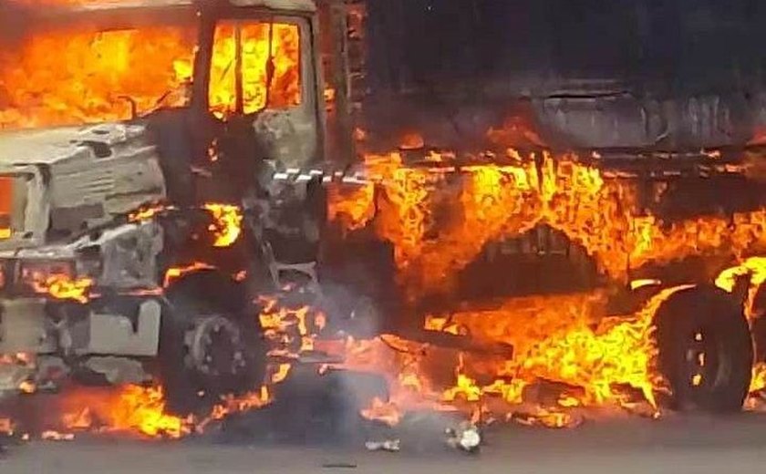 Caminhão carregado de tecido pega fogo na BR-101, em São Sebastião