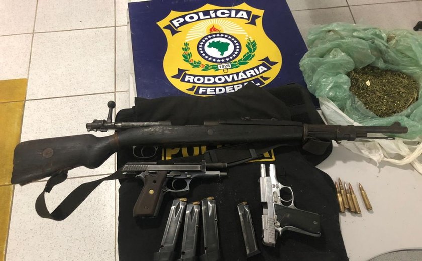 PRF prende falso policial com carro roubado, drogas e armas de fogo em Canapi
