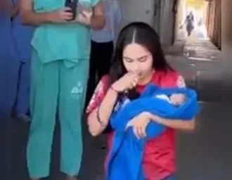 De joelhos, mãe cumpre promessa após bebê receber alta na Maternidade Santa Mônica