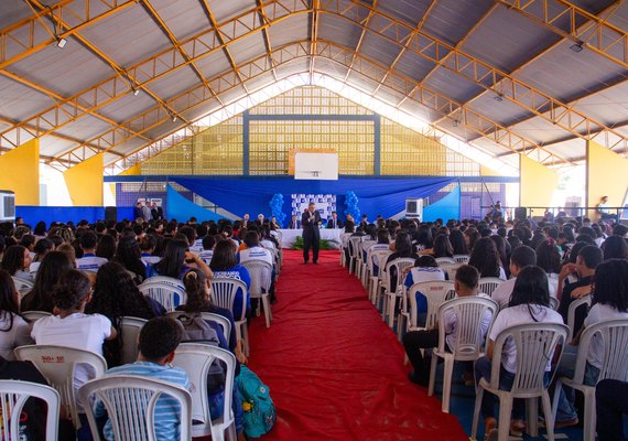 450 estudantes participam de palestra da EJE em Campo Alegre