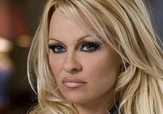 Pamela Anderson diz que já foi cuspida e xingada na cama e culpa pornô por isso