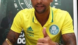 Palmeiras anunciou neste domingo a contratação do volante Felipe Melo