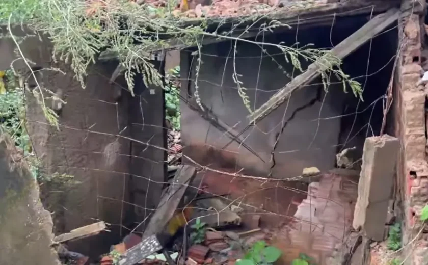 Chuvas aumentam risco de desabamento de imóvel interditado no bairro Petrópolis