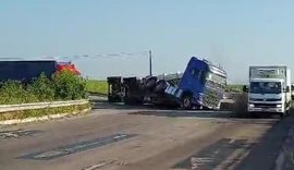 Carreta tomba em trecho da rodovia BR-101, em São Miguel dos Campos