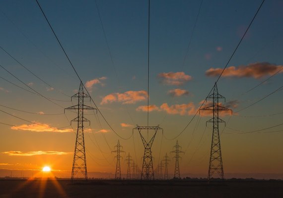 Aneel propõe redução de até 37% na taxa extra da conta de luz