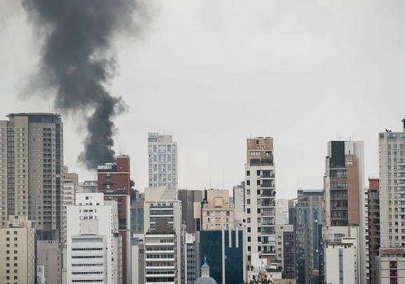 Incêndio de grandes proporções atinge prédio em bairro nobre de SP