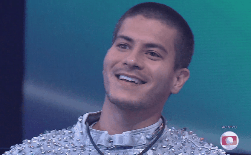 Ator Arthur Aguiar fica sem contrato com a Globo após vencer o 'Big Brother Brasil 22'