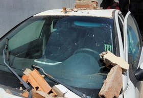 Veículo colide com residência em Marechal Deodoro; jovem é socorrido pelo CBMAL