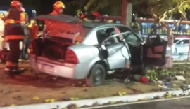 Homem morre após carro bater contra árvore na Avenida Durval de Góes Monteiro