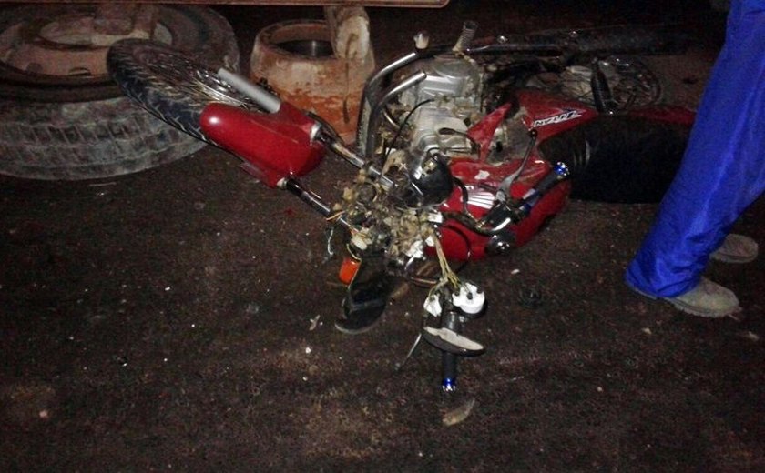 Motociclista morre ao bater em caminhão que transportava cana em São Miguel