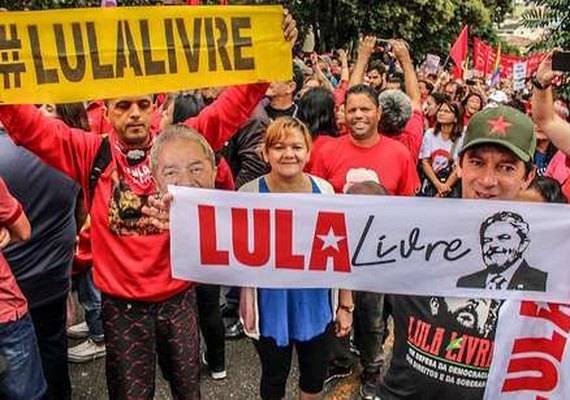 Manifestações na PF do PR marcam um ano da prisão de Lula