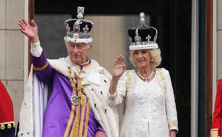 Já coroados, Rei Charles III e rainha Camilla saúdam multidão no Palácio de Buckingham