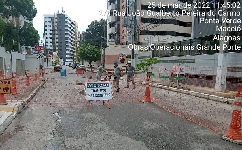 Obra emergencial de esgotamento sanitário é iniciada na Ponta Verde