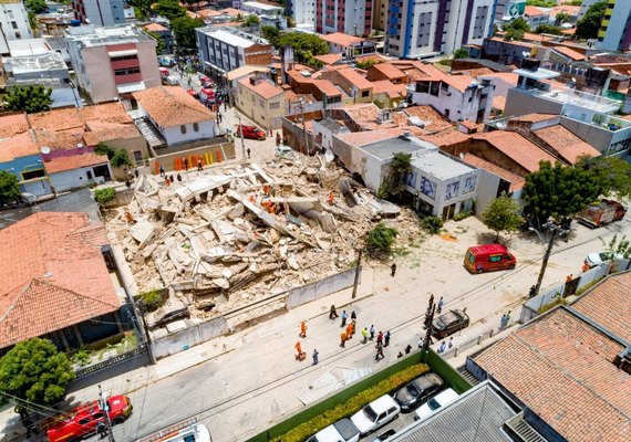 Boletim sobre prédio que caiu em Fortaleza confirma um morto e 10 desaparecidos