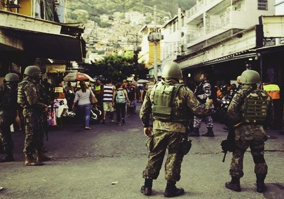 Exército distribui em comunidades gibi contra perigos dos 'monstrinhos vermelhos'