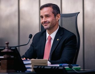 Bruno Toledo se despede da Assembleia sob homenagens após indicação ao TCE