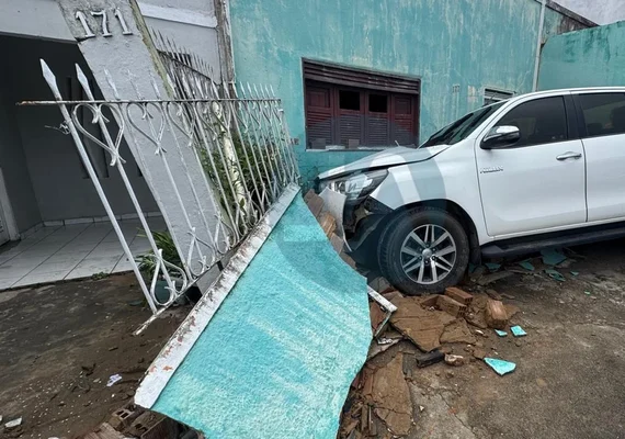 Motorista perde controle e colide com muro de residência em Arapiraca