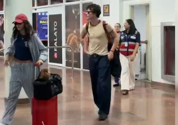 Casal? Cantor canadense Shawn Mendes e atriz Bruna Marquezine chegam juntos a Maceió