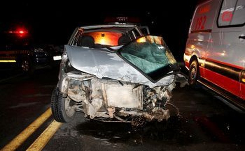 Acidente entre carro e ambulância deixa três pessoas feridas