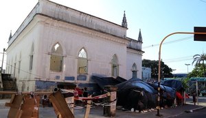 Manifestantes ocupam prédio histórico na capital