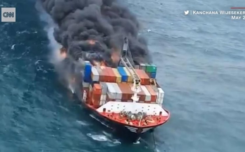 Navio pega fogo e autoridades temem 'desastre ambiental histórico'