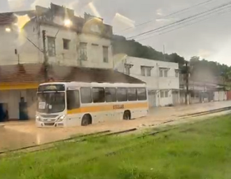 Chuva alaga vias principais de Fernão Velho e mobiliza moradores