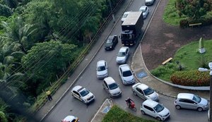 Acidente com caminhão interdita ladeira na Gruta de Lourdes
