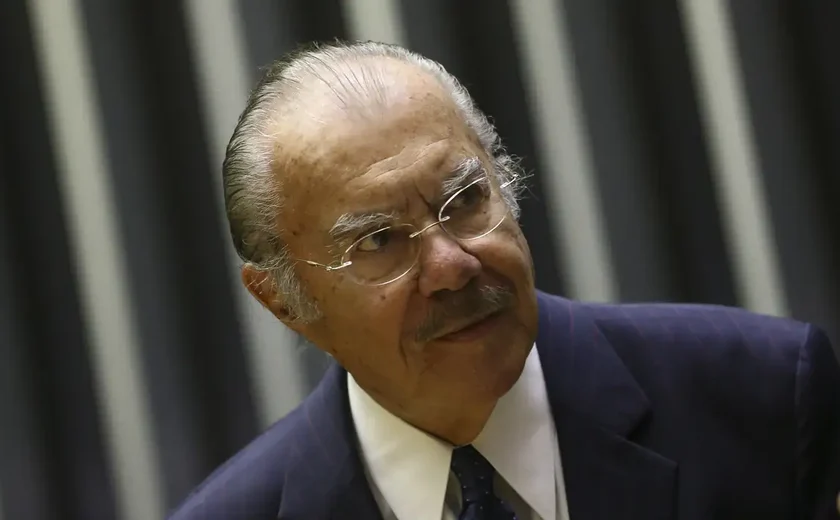 Ex-presidente José Sarney segue internado em hospital de São Paulo