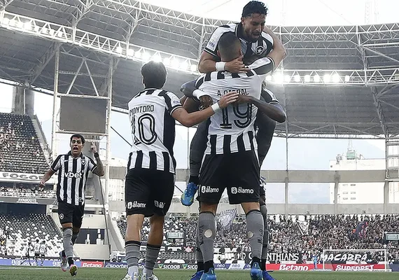 Botafogo vence Corinthians pelo Brasileirão com três de Arthur Cabral