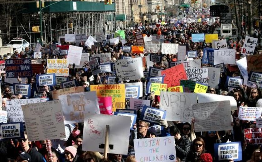 Estudantes e ativistas saem às ruas em protesto pelo controle de armas nos EUA