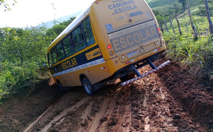 Ônibus escolar derrapa e fica atravessado em estrada vicinal na zona rural de Palmeira dos Índios