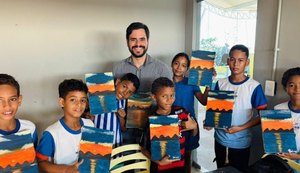 Crianças do Parque Biblioteca produzem telas inspiradas no pôr do sol da lagoa Mundaú