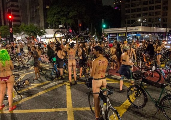 Ciclistas pedalam nus sob chuva na Avenida Paulista em protesto para conscientizar população sobre acidentes de trânsito