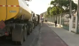 Manifestantes bloqueiam acesso ao Porto de Maceió durante chegada de cruzeiro