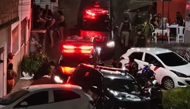 Viatura da PM bate em carro e casa durante perseguição no Jacintinho