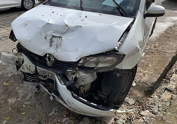 Homem e adolescente de 17 anos roubam carro de motorista por aplicativo e batem com veículo na fuga