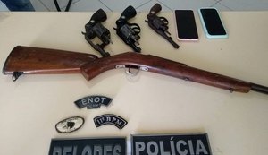 Operação em Penedo prende cinco pessoas e apreende armas e drogas