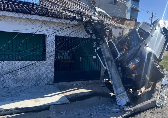 Motorista cochila ao volante e caminhonete atinge poste em Marechal Deodoro