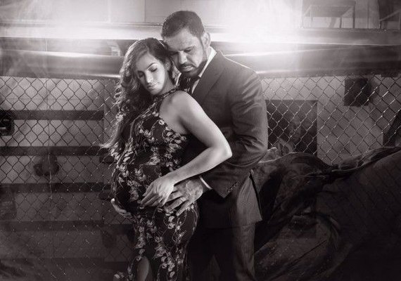 Minotouro posa com a mulher em reta final de gravidez