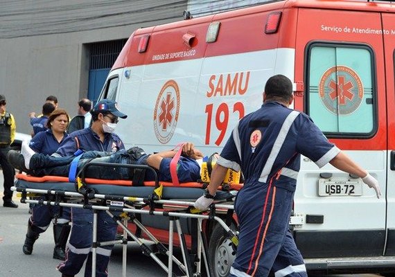 Acidente deixa três pessoas feridas após veículo bater em poste na Via Expressa