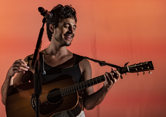 Tiago Iorc se apresenta em Maceió neste sábado (22) com a turnê 'Daramô'