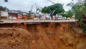 Após deslizamento, ônibus que passam pelo Novo Mundo têm itinerários alterados