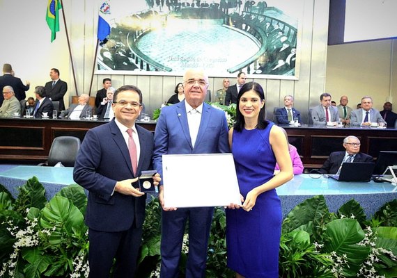 ALE concede Comenda Tavares Bastos a Fábio Farias por relevantes serviços prestados a Alagoas