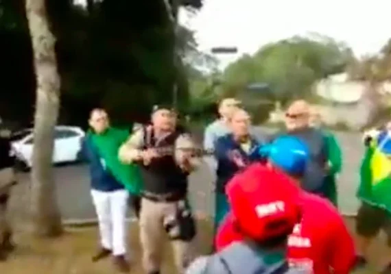 PM aponta arma para apoiadores de Lula em Juiz de Fora