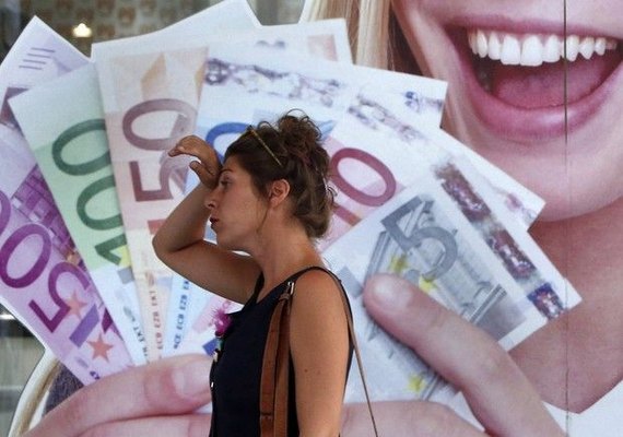 Euro atinge máxima de dois anos e meio ante dólar